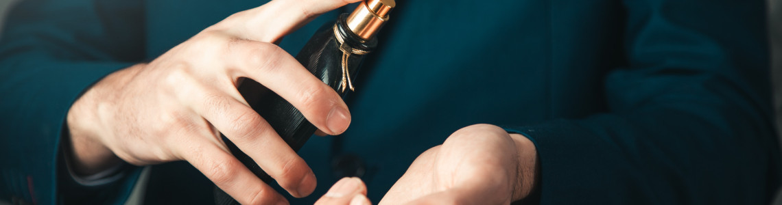 Profumi maschili più seducenti del 2025 le fragranze trend tra Oud, Vaniglia e Note legnose per distinguersi
