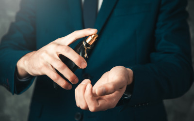 Profumi maschili più seducenti del 2025 le fragranze trend tra Oud, Vaniglia e Note legnose per distinguersi