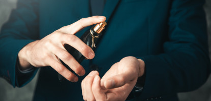 Profumi maschili più seducenti del 2025 le fragranze trend tra Oud, Vaniglia e Note legnose per distinguersi